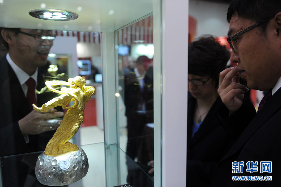 В Китае представлена первая драгоценная статуэтка на тему зондирования Луны (4)