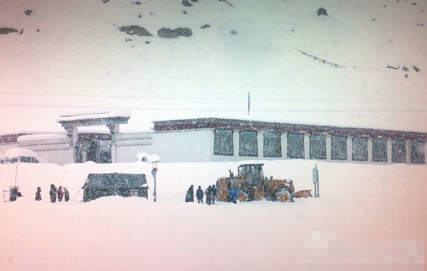 86 туристов заблокированы в базовом лагере на Джомолунгме из-за снегопада (9)