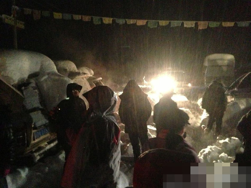 86 туристов заблокированы в базовом лагере на Джомолунгме из-за снегопада (5)