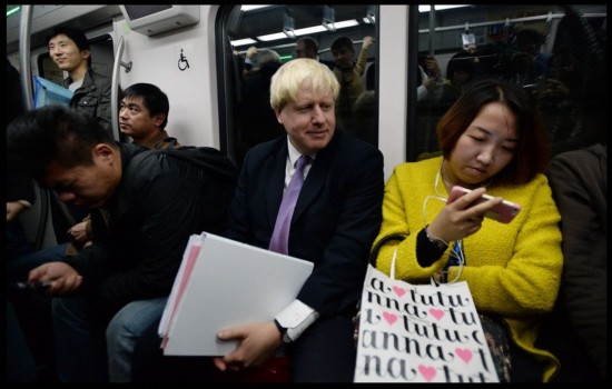 Мэр Лондона прокатился в пекинском метро (4)