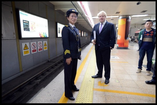 Мэр Лондона прокатился в пекинском метро (3)