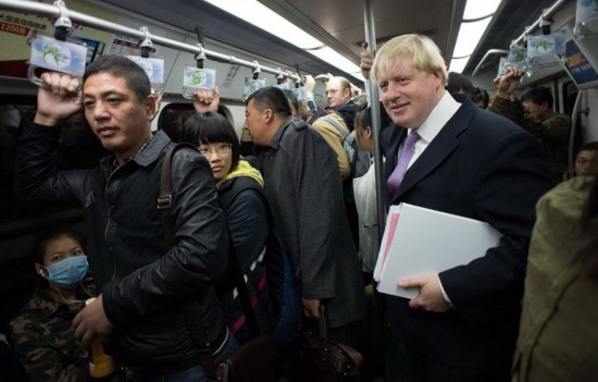 Мэр Лондона прокатился в пекинском метро (5)