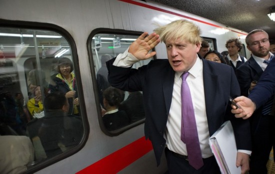 Мэр Лондона прокатился в пекинском метро (7)