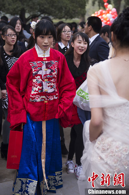 600 пекинских школьников провели церемонию совершеннолетия в императорском парке Юаньминъюань (6)