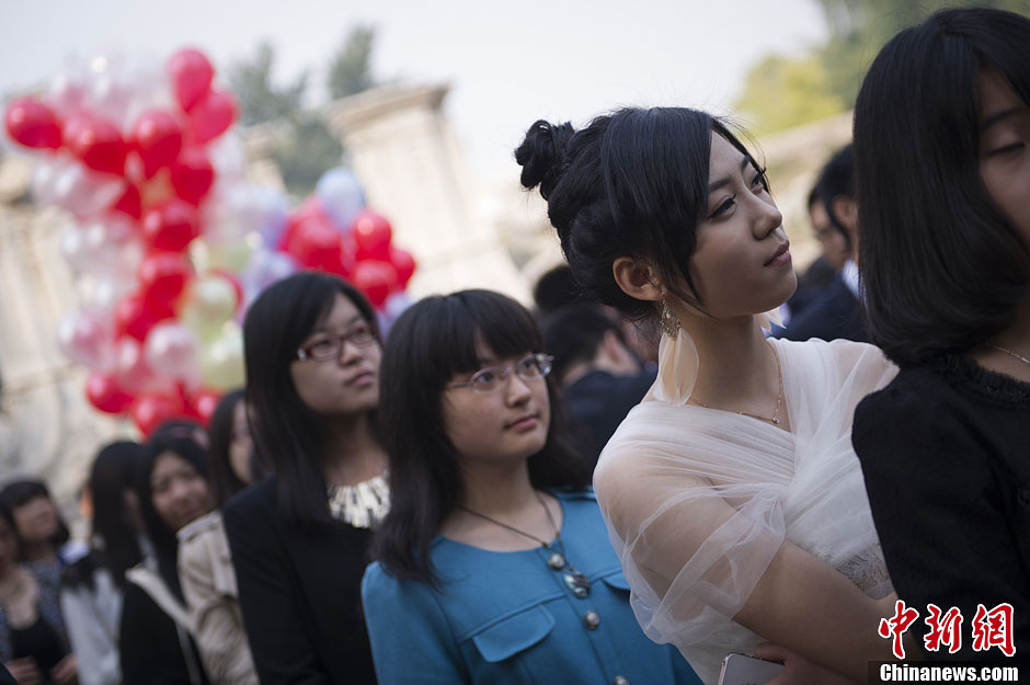 600 пекинских школьников провели церемонию совершеннолетия в императорском парке Юаньминъюань (3)
