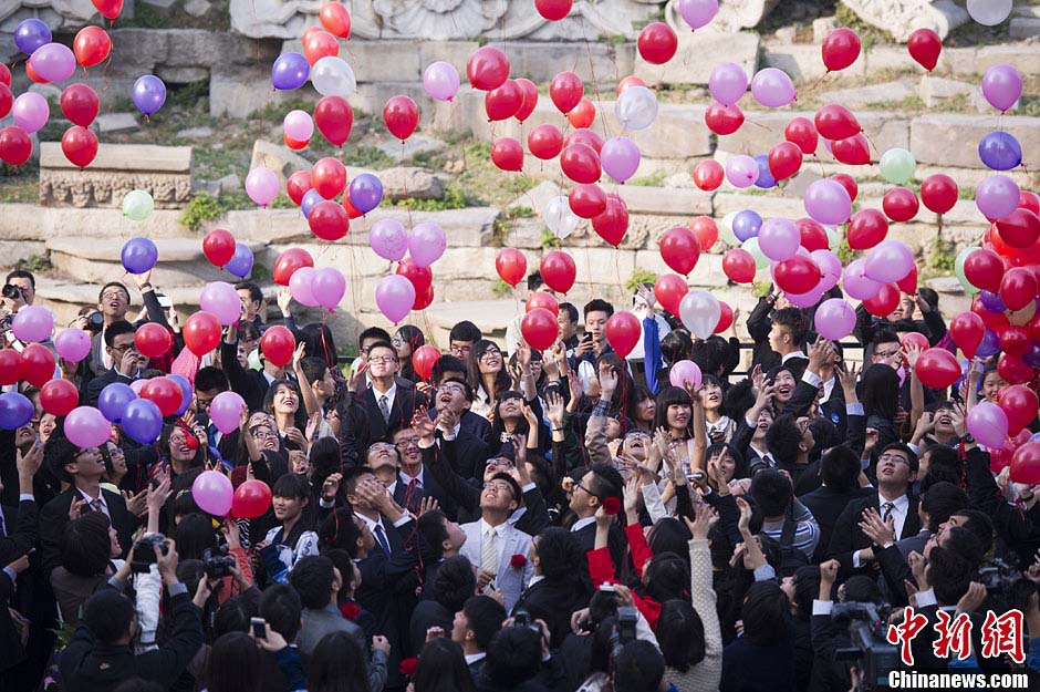 600 пекинских школьников провели церемонию совершеннолетия в императорском парке Юаньминъюань
