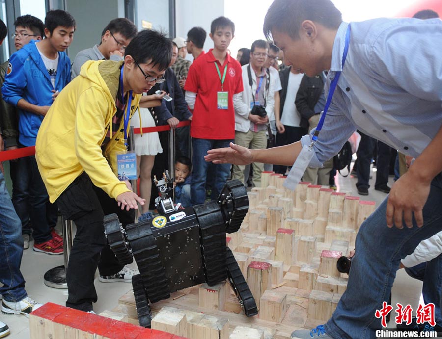 Началось соревнование китайских роботов (3)