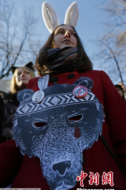 Российские красавицы в клетках выразили протест против меховых изделий (3)