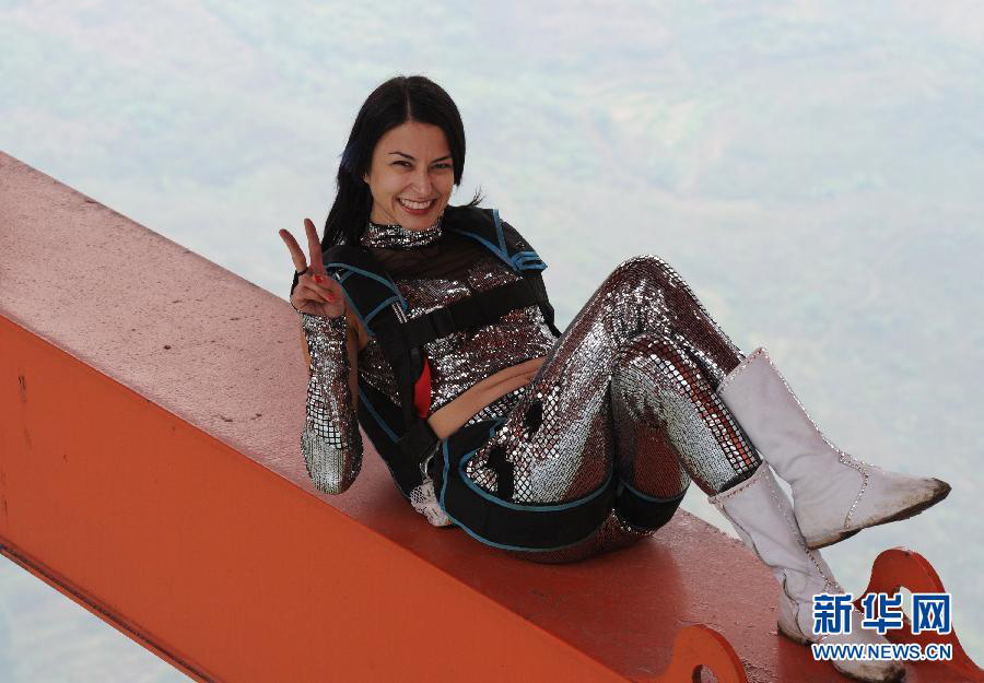 Международный турнир по прыжкам с парашютом стартовал в городе Аньшунь (7)