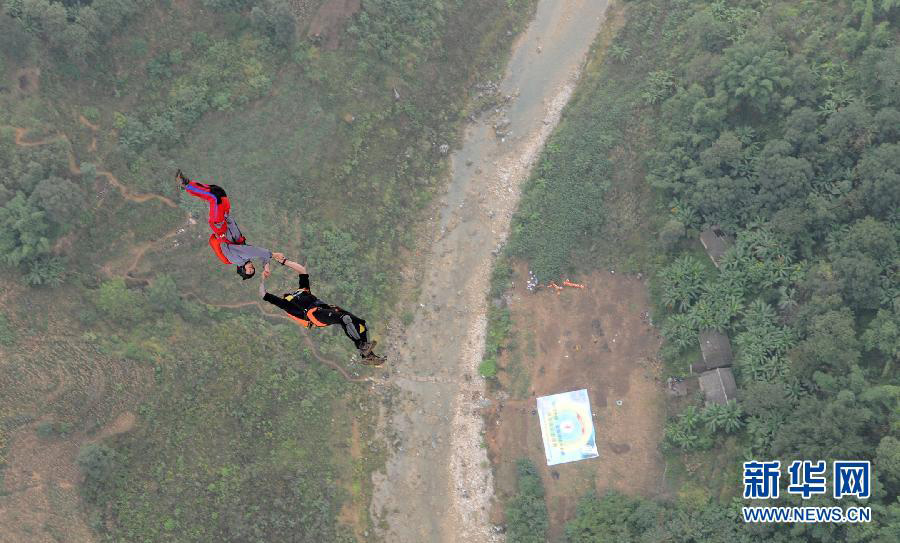Международный турнир по прыжкам с парашютом стартовал в городе Аньшунь (6)