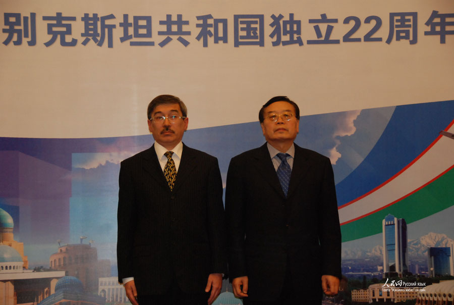 Посол Узбекистана в Китае Дониёр Курбанов и заместитель министра иностранных дел КНР Чэн Гопин