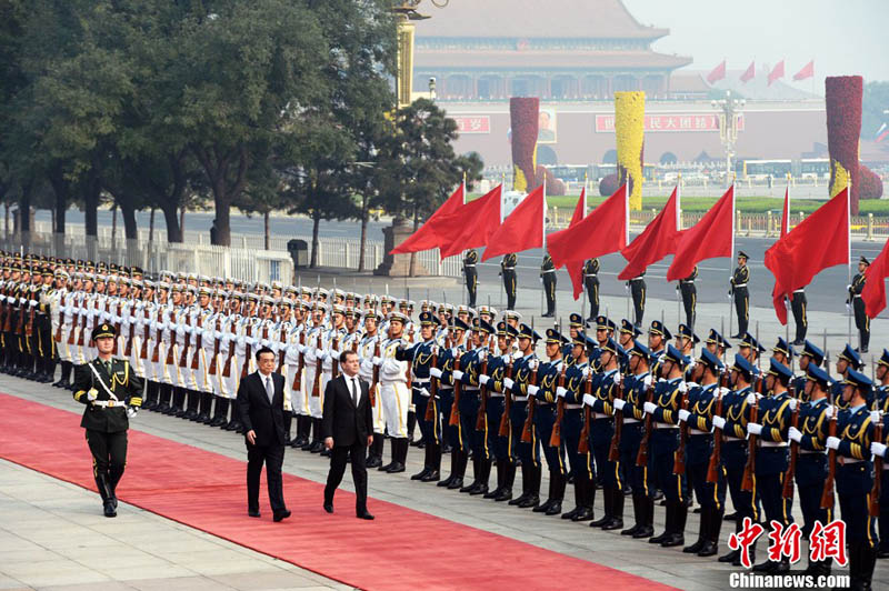 Премьер-министр РФ Д. Медведев прибыл в Пекин с визитом (3)