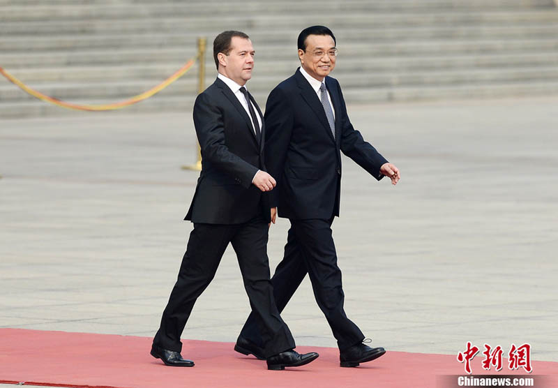 Премьер-министр РФ Д. Медведев прибыл в Пекин с визитом (2)