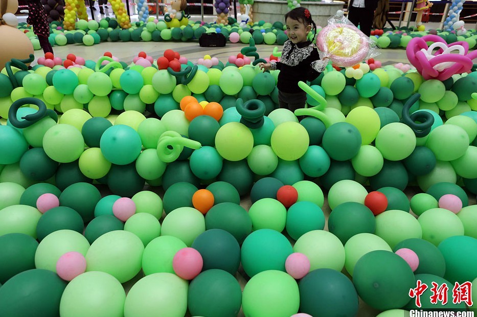 Огромный дом из 100 тысяч воздушных шаров помог молодежи «вернуться в детство» (5)
