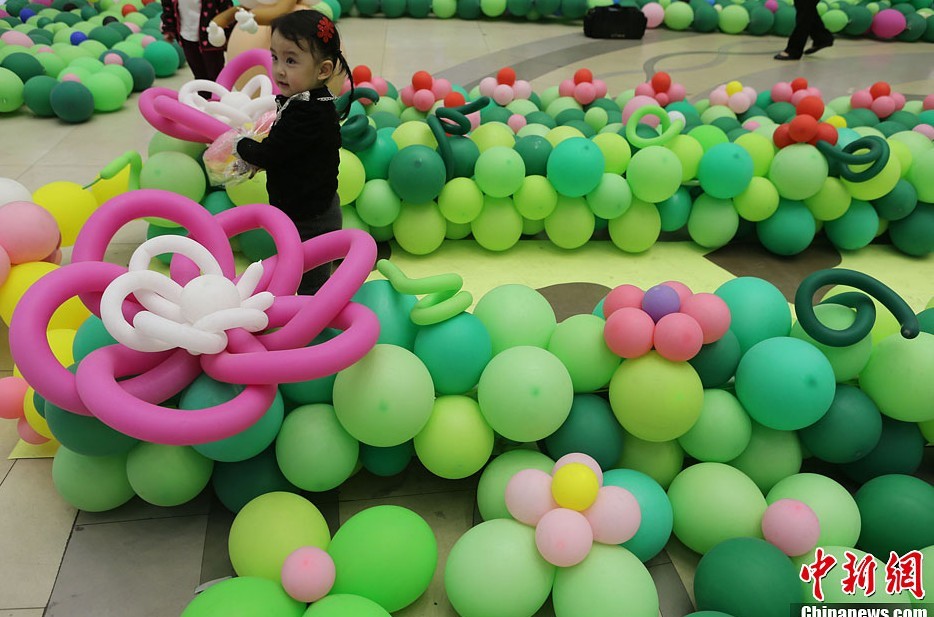 Огромный дом из 100 тысяч воздушных шаров помог молодежи «вернуться в детство» (4)