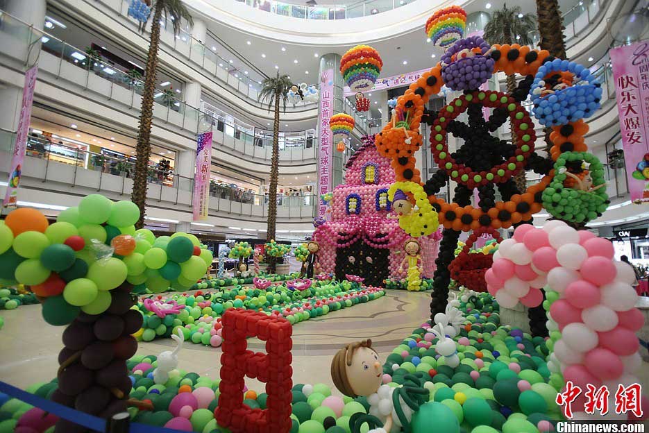 Огромный дом из 100 тысяч воздушных шаров помог молодежи «вернуться в детство» (2)
