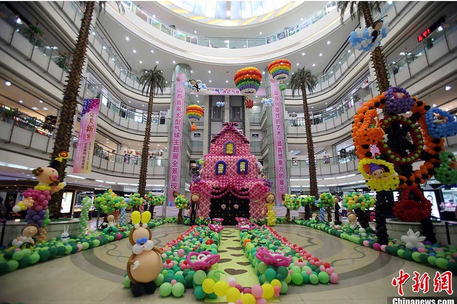 Огромный дом из 100 тысяч воздушных шаров помог молодежи «вернуться в детство»