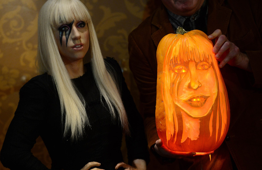 Тыква, похожая на Леди Гага, в преддверии Хэллоуина появилась в Музее восковых фигур