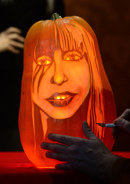 Тыква, похожая на Леди Гага, в преддверии Хэллоуина появилась в Музее восковых фигур (3)