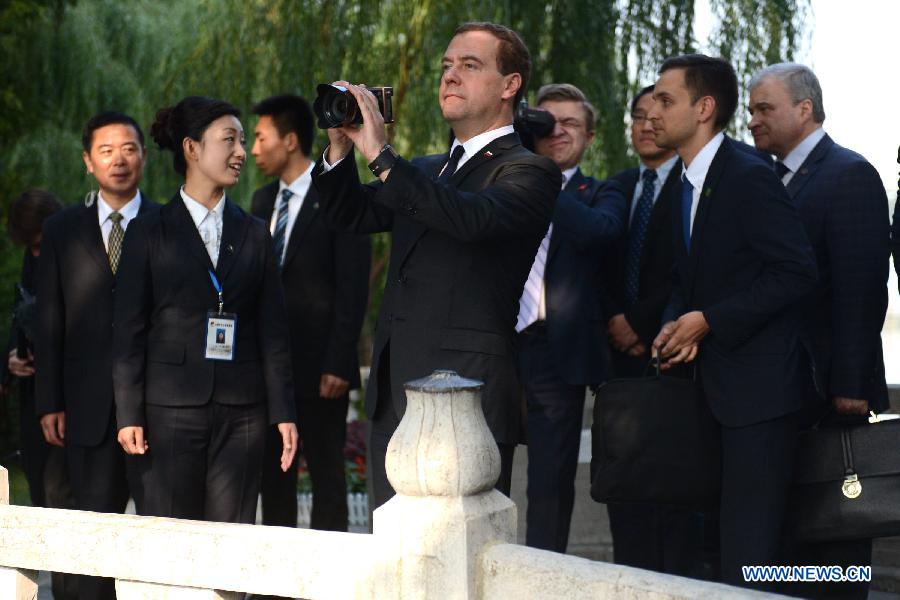 Премьер-министр РФ Д. Медведев завершил визит в Китай и отбыл на родину (3)