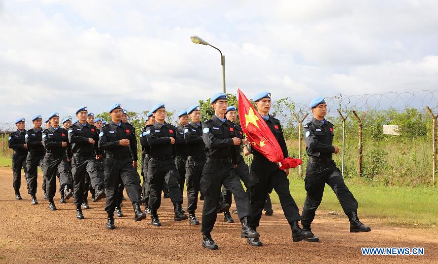 Китайский отряд миротворческой антимятежной полиции провел церемонию поднятия флага в Либерии (2)