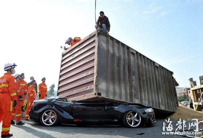 Контейнер, выпавший из грузовика, расплющили «Ауди» в провинции Фуцзянь