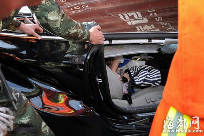 Контейнер, выпавшие из грузовика, расплющили «Ауди» в провинции Фуцзянь (4)