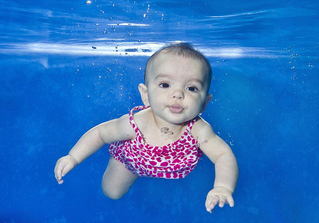 Плавающие под водой младенцы (8)