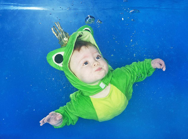 Плавающие под водой младенцы (7)