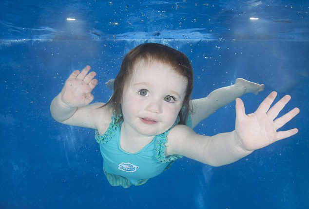 Плавающие под водой младенцы (3)