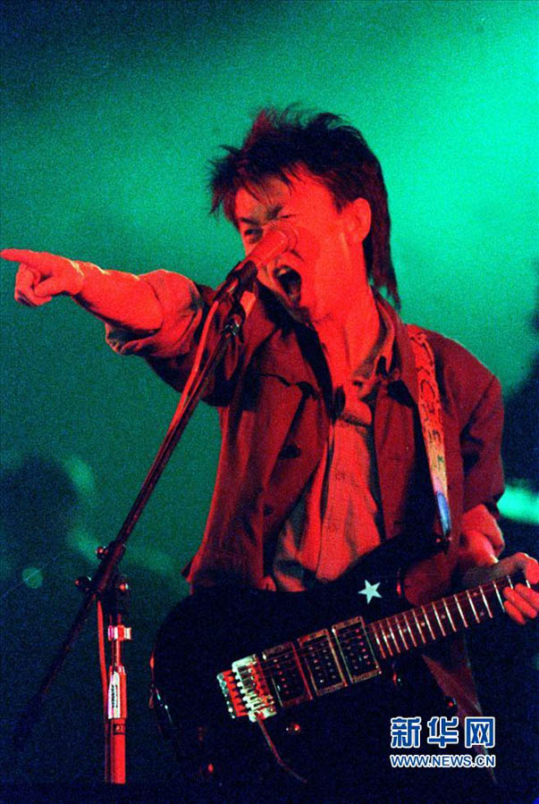 В январе 1990 года рок-звезда Цуй Цзянь дает сольный концерт в пекинской рабочей гимназии