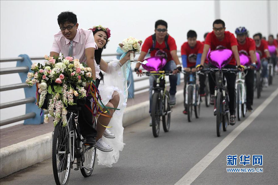 22 сентября 2012 года в честь «Дня без автомобилей», жених Чэнь Лян в сопровождении 56 велосипедистов приехали в семью невесты. «Зеленая свадьба» привлекла большое внимание прохожих