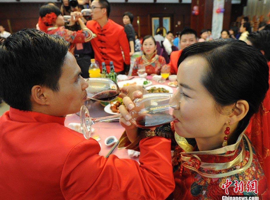 В провинции Фуцзянь прошла  коллективная свадьба сотни пар строителей-мигрантов (7)