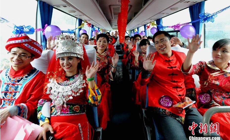 В провинции Фуцзянь прошла  коллективная свадьба сотни пар строителей-мигрантов (4)