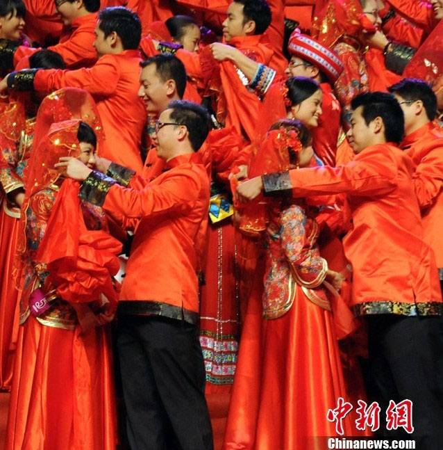 В провинции Фуцзянь прошла  коллективная свадьба сотни пар строителей-мигрантов (2)