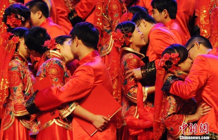 В провинции Фуцзянь прошла  коллективная свадьба сотни пар строителей-мигрантов