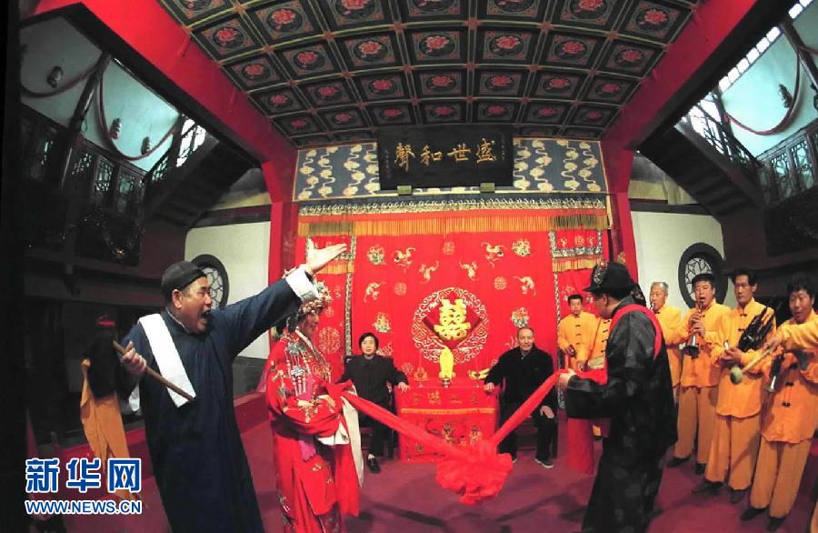 19 апреля 2000 года в пекинском храме «Чэницы», насчитывающем 300-летнюю историю, прошла репетиция традиционной свадьбы. 