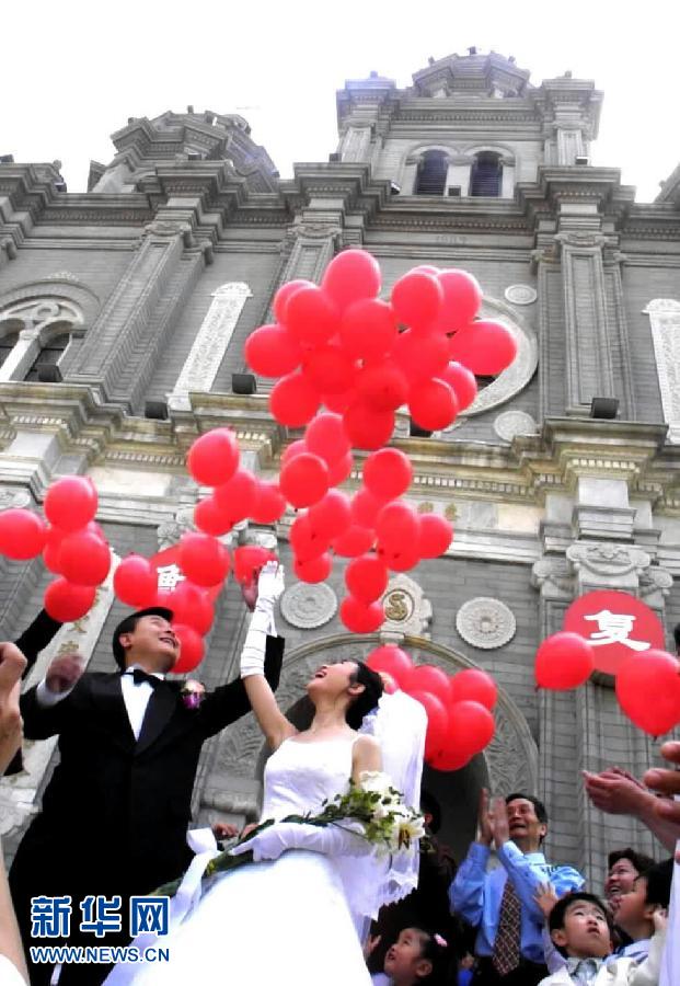 12 мая 2001 года пара молодоженов провела свадебную церемонию в католической церкви на пекинской улице Ванфуцзин.