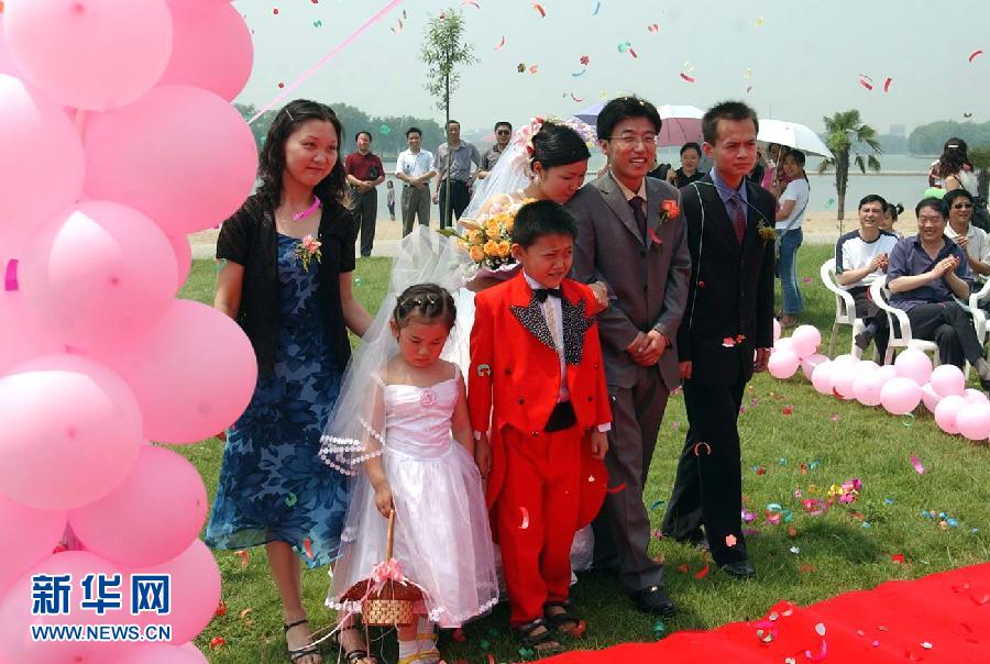 8 июня 2003 года пара молодоженов из города Сианя провела свою свадьбу на открытом воздухе, что стало модным выбором среди части молодежи.