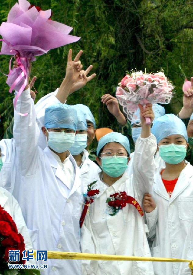 6 мая 2003 года доктора Бай Дапэн (первый слева) и Фан Липин (вторая справа) из клиники по заболеваниям легких г.Тяньцзинь провели уникальную свадьбу в изоляционным районе.