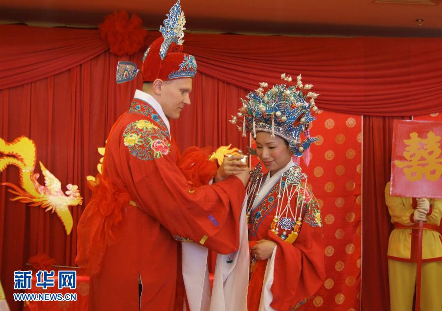 12 февраля 2008 года в уезде Луннань провинции Цзянси прошла китайская традиционная свадьба, в ходе которой жених из США выпил из брачной чары с невестой из Китая.