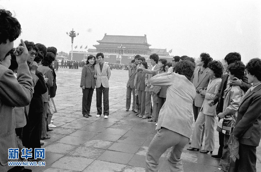 1 мая 1987 года 23 новых пар из города Даньдун провинции Ляонин сфотографировались вместе на память на площади Тяньаньмэнь. В это время стали популярными туристические свадьбы.
