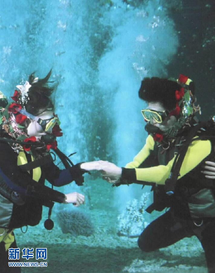 13 ноября 1999 года в шанхайском аквариуме «Мир океана» прошла «подводная свадьба», в которой 28-летний жених Ли Мин (слева) надевает 24-летней невесте Ни Ин на палец обручальное кольцо.