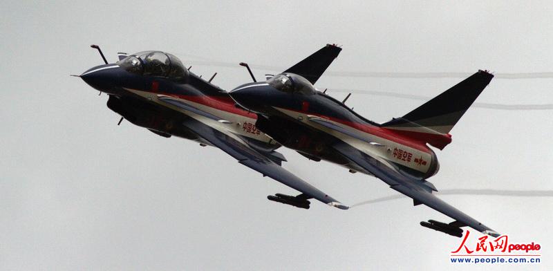 Групповой полет истребителей «Цзянь-10» на МАКС-2013, который прошел с 27 августа по 1 сентября 2013 года