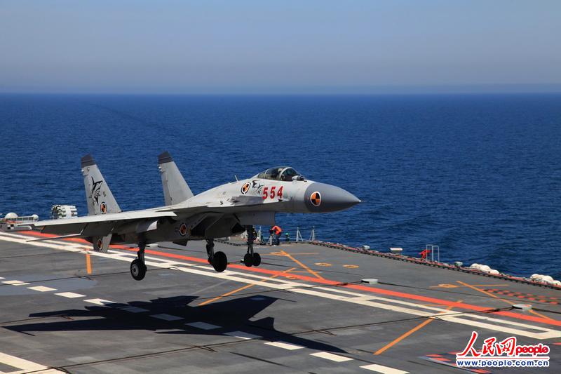 На авианосце «Ляонин» успешно проведены пробные взлет и посадка палубных истребителей «Цзянь-15», разработанных в Китае на основе собственных технологий
