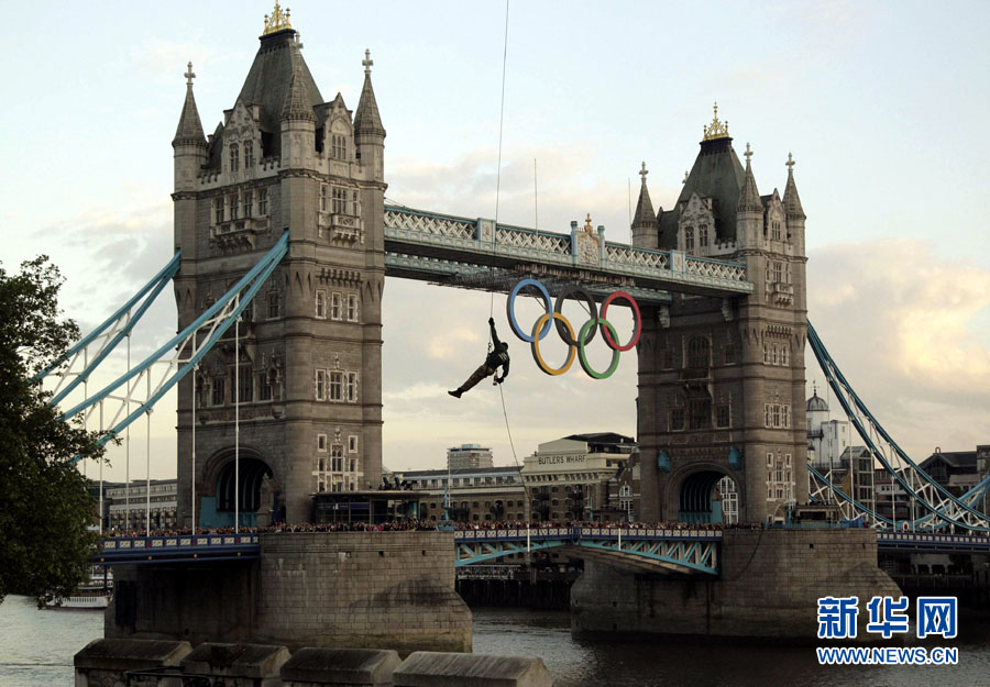 20 июля 2012 года солдат Королевского военно-морского флота Великобритании с Лондонским олимпийским огнем приземлился около Тауэрского моста