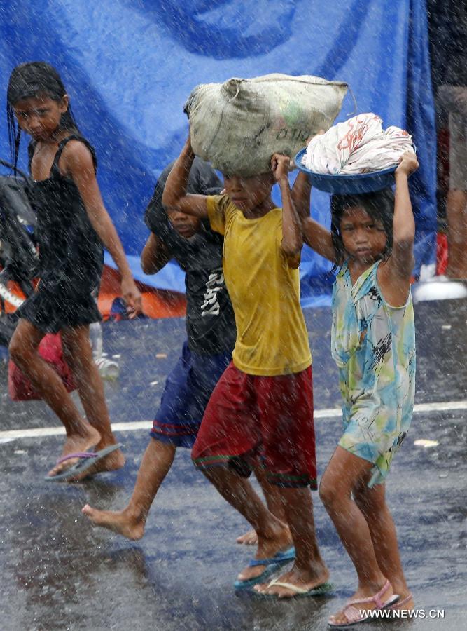 Филиппинские официальные лица: в результате тайфуна "Хайянь" 229 человек погибли, бедствие терпят около 9,5 млн человек (8)