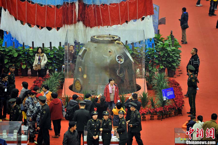 «Шэньчжоу-10» впервые после возвращения на Землю представлен на выставке (8)