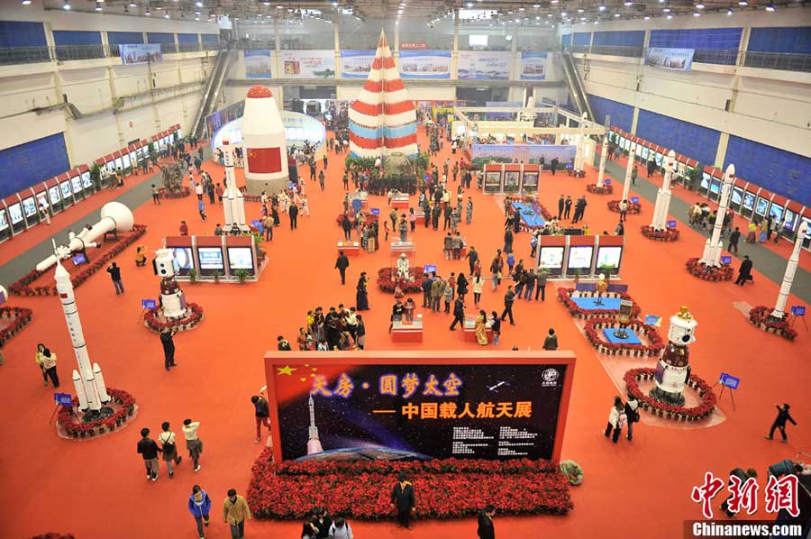 «Шэньчжоу-10» впервые после возвращения на Землю представлен на выставке (2)