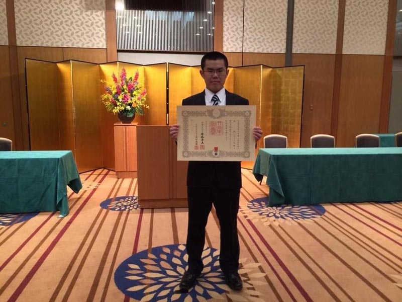 Синдзо Абэ вручил почетную грамоту китайскому студенту, спасшему японского мальчика (5)